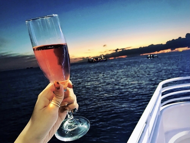 クルージング サンセット クルーズでワインを嗜む