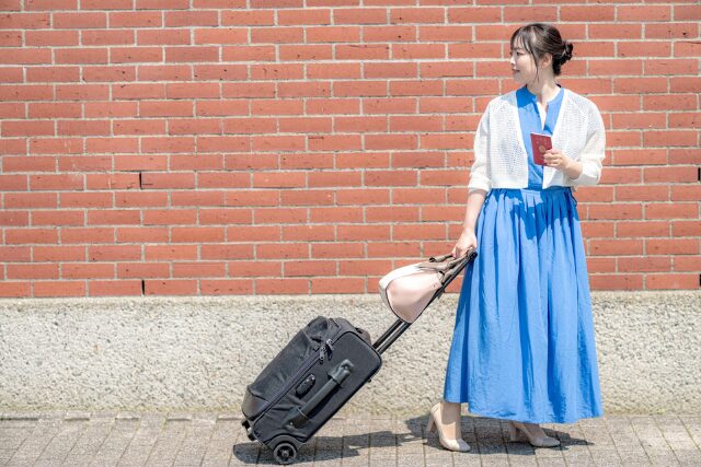 旅行　観光　移動　女性