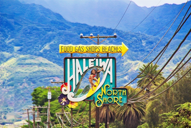 ノースショア観光　ハレイワの町の看板　街並み