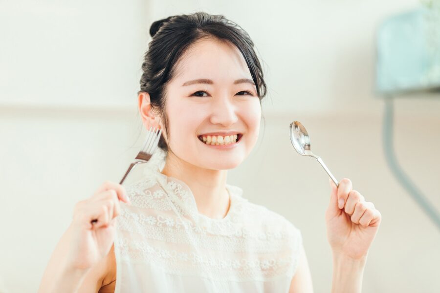 食べる　食事　女性