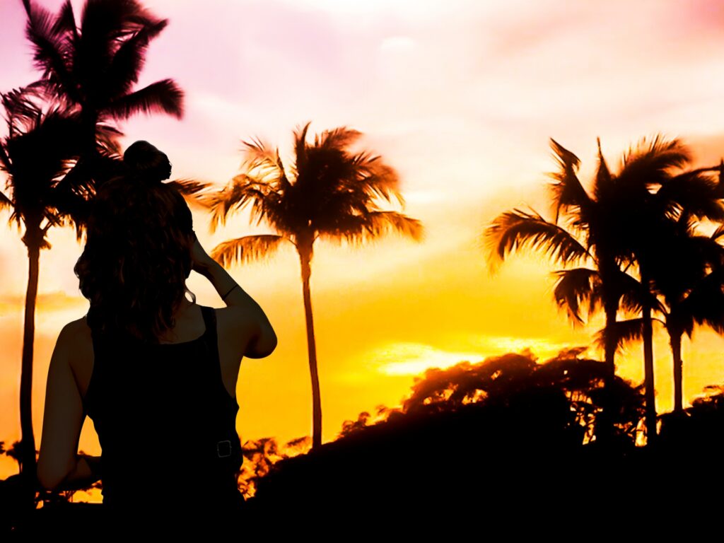 ハワイ旅行を楽しむ女性 サンセット ヤシの木
