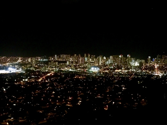 タンタラスの丘　ホノルルの夜景　カップルで過ごす夜