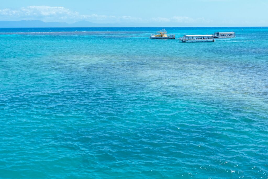 グラスボートツアー　青い海に浮かぶグラスボート　海