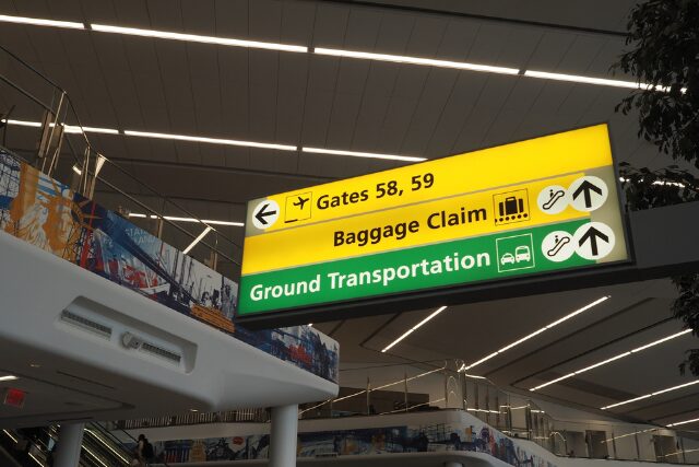 空港　案内　看板